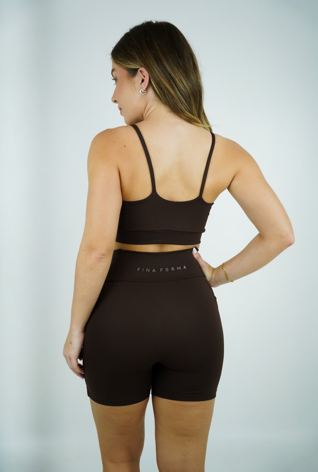 BERMUDA COM BOLSO - MARROM FORTE