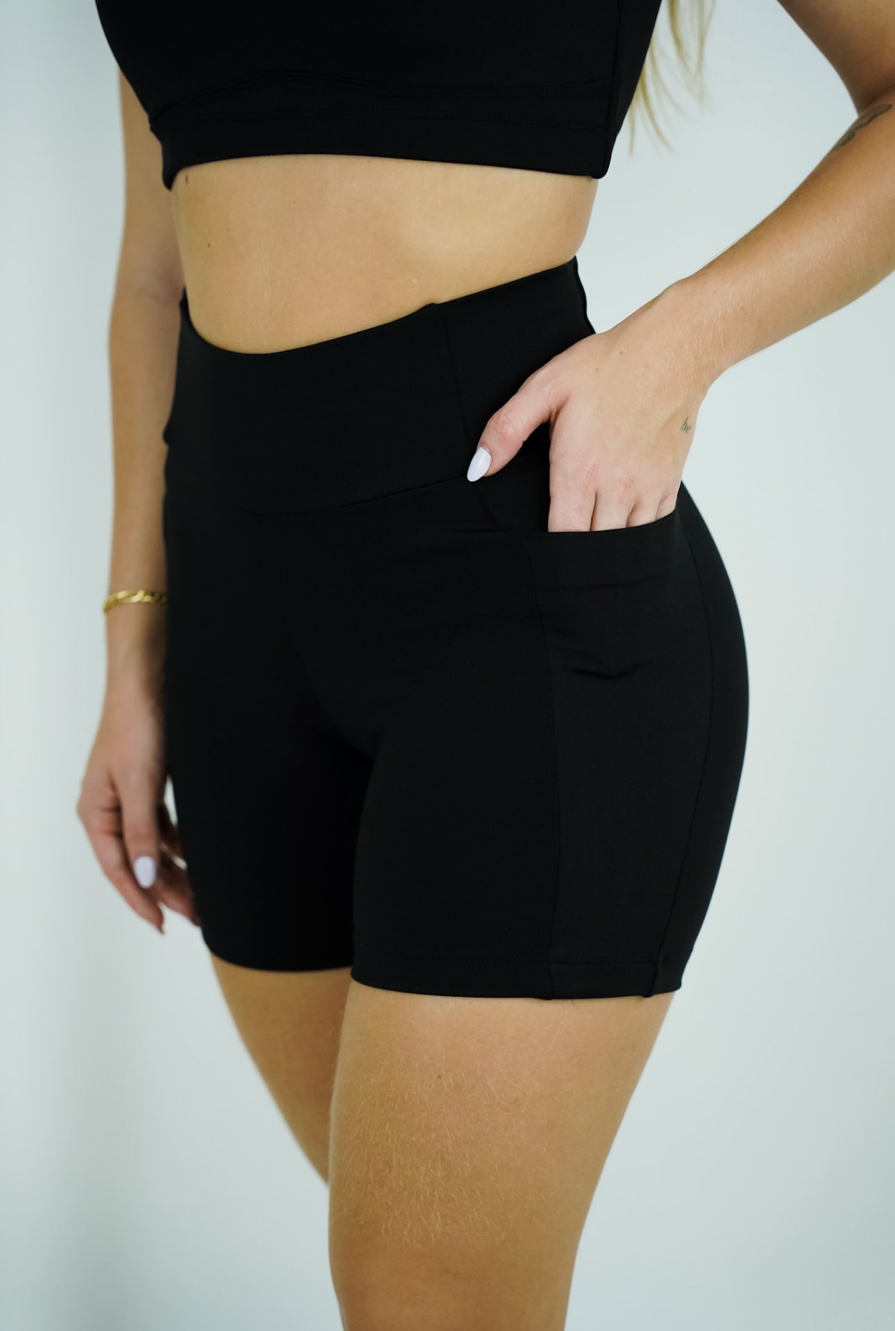 BERMUDA COM BOLSO - PRETO