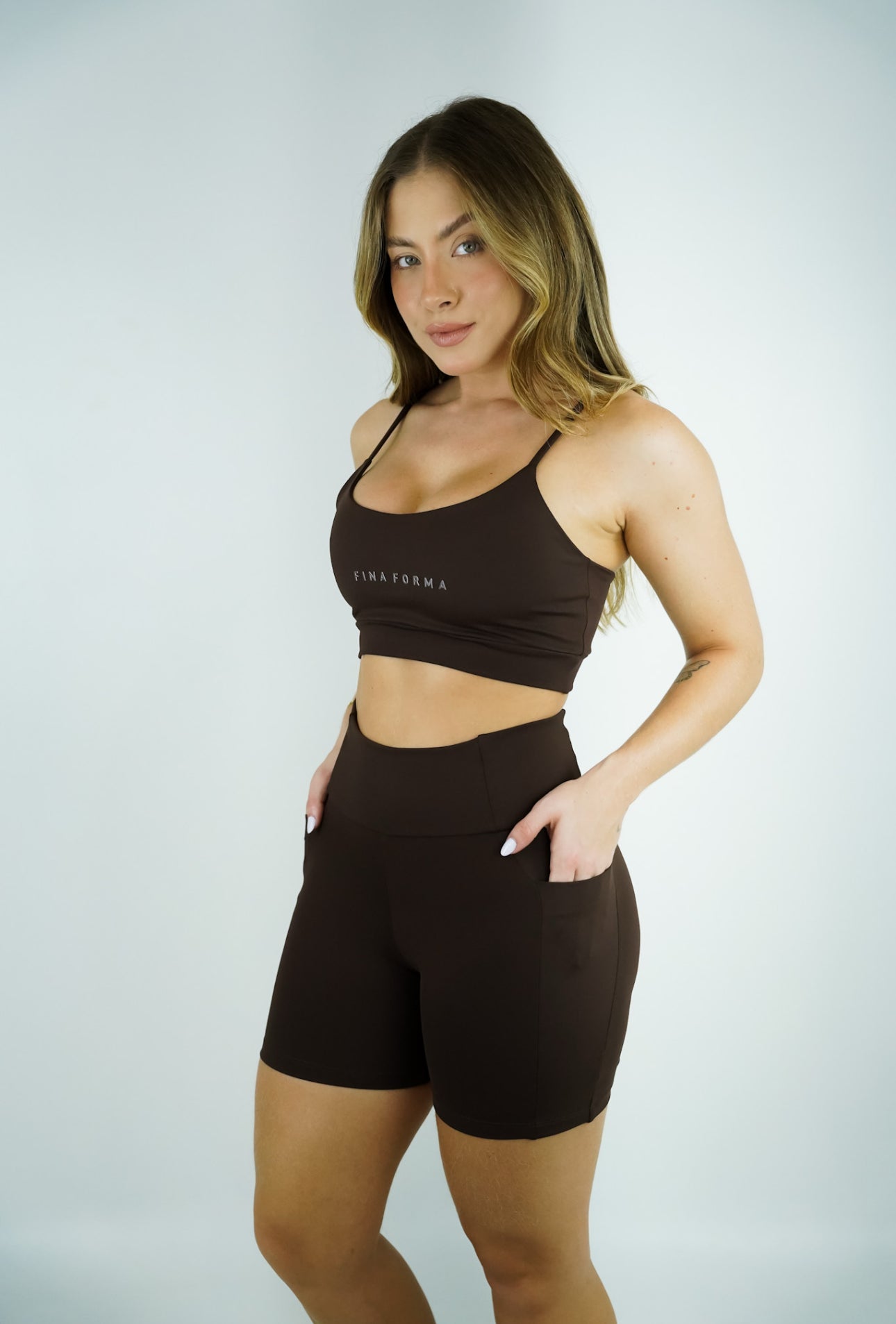 BERMUDA COM BOLSO - MARROM FORTE