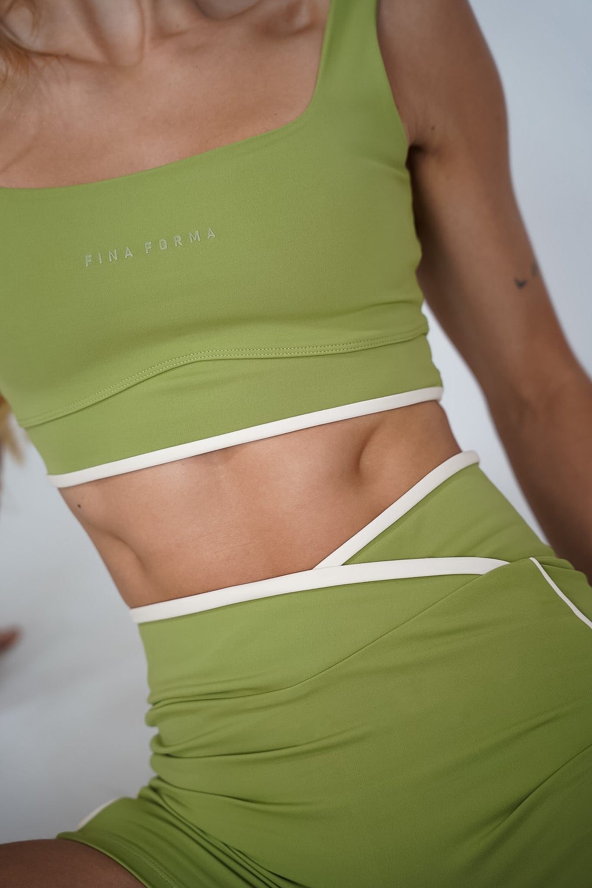Top Flora Capim Limão da Fresh Collection — detalhe do tecido e viés claro