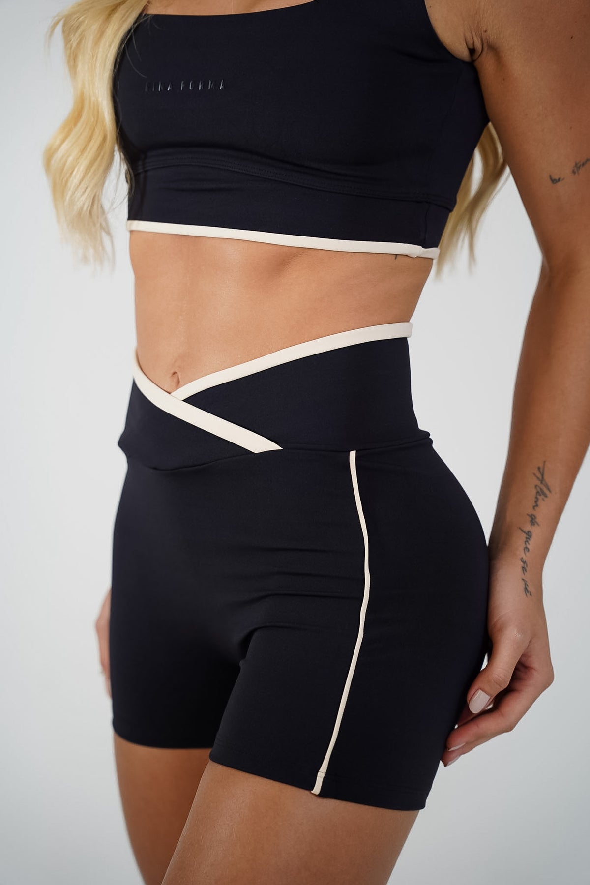 Top Flora Preto da Fresh Collection — detalhe do acabamento com viés claro